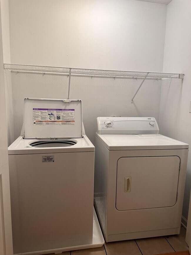 Building Photo - 39 Abbey Ct