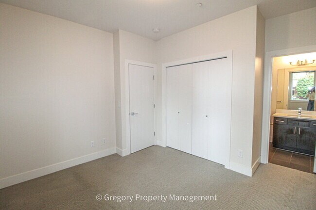 Building Photo - Newer Luxury 4 Bed 3 Bath 2 Car Garage Townhouse in Desirable Downtown Bothell Location. Walk to ...