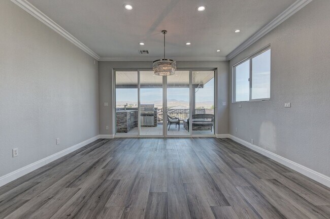 Building Photo - 180 Degree elevated views from a quiet str...