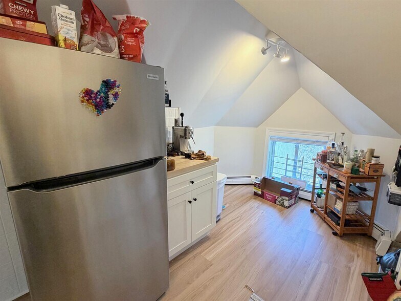 Building Photo - 72 College Ave