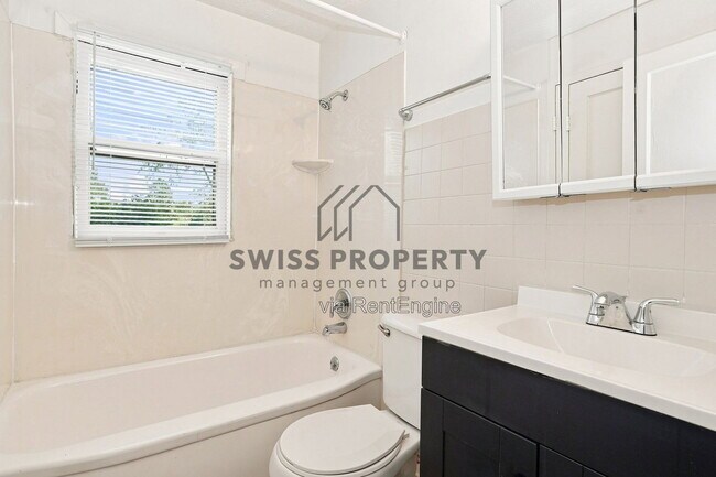 Building Photo - 1590 Vendome Dr S