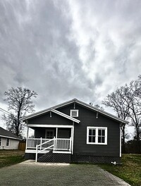 Building Photo - Charming Home