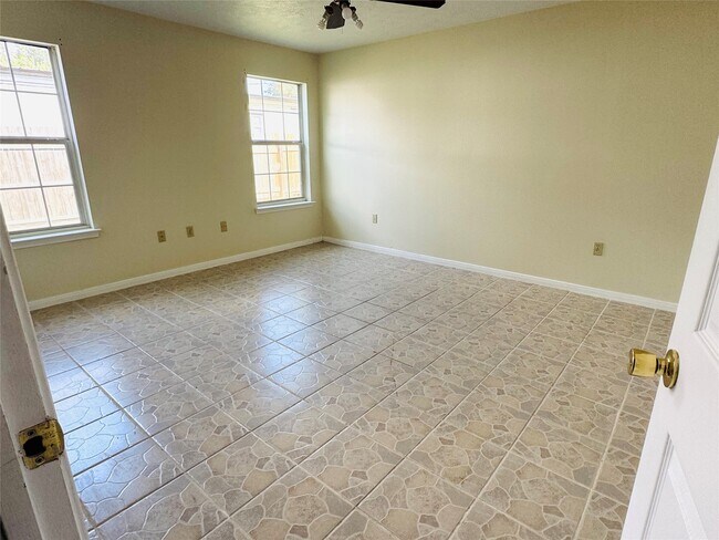 Building Photo - 17202 E Shawnee