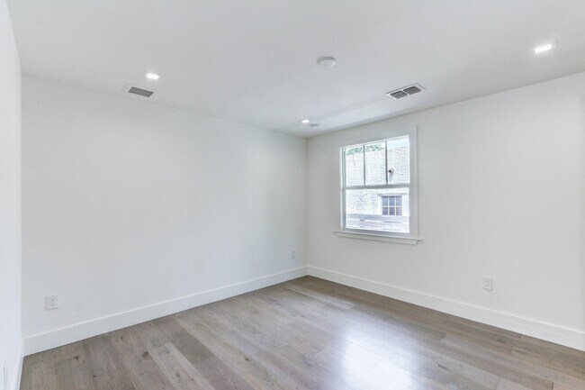 Building Photo - 833 Ardmore Rd