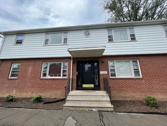 Building Photo - Two Bedroom One Bathroom Apartment! In Wes...