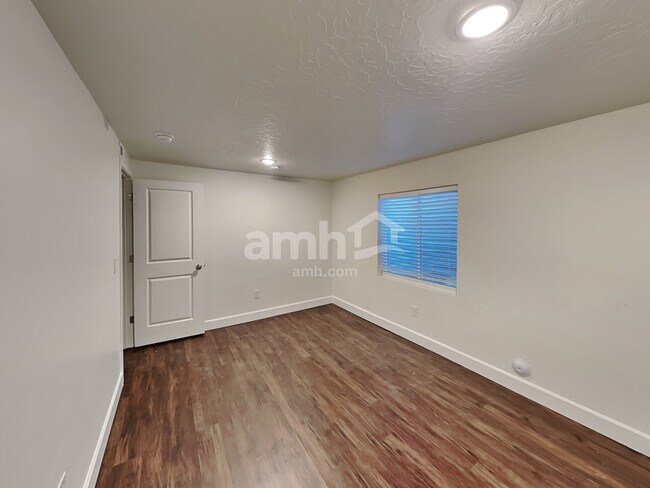 Building Photo - 251 N Dry Crk Rd