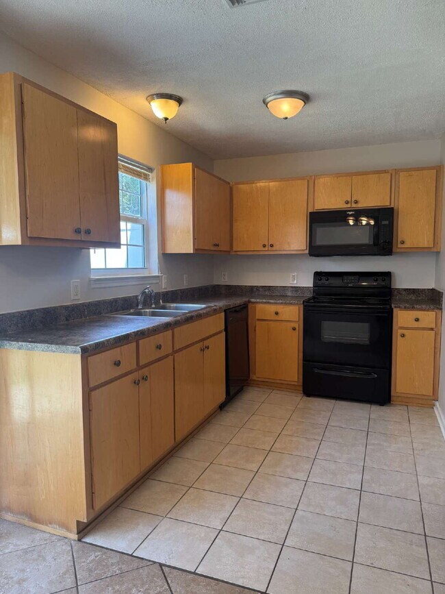 Building Photo - "Coastal Comfort Awaits: Charming 2-Bed, 2...