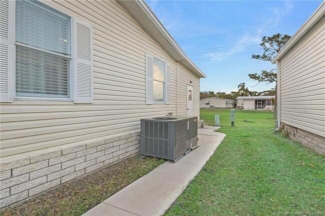 Building Photo - 7073 SE Birchwood Ln