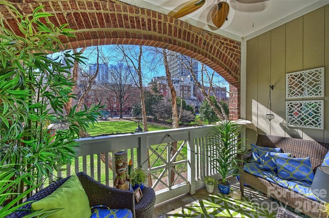 Building Photo - 343 W 7th St