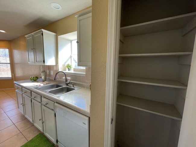 Building Photo - 3817 Water Oak Dr