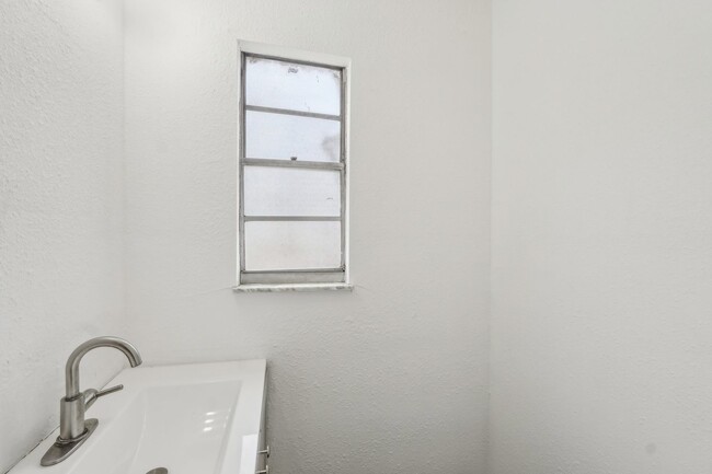 Building Photo - 2-Bedroom, 1.5-Bathroom Home in Tampa – Pe...