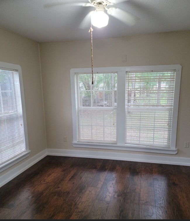Building Photo - FOR LEASE!!