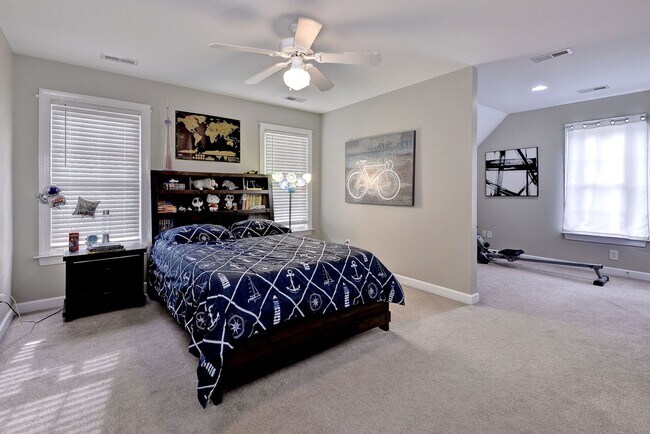 Building Photo - Spacious 5BR/4BA Home in Yorktown – Convenient Location and Comfortable Living
