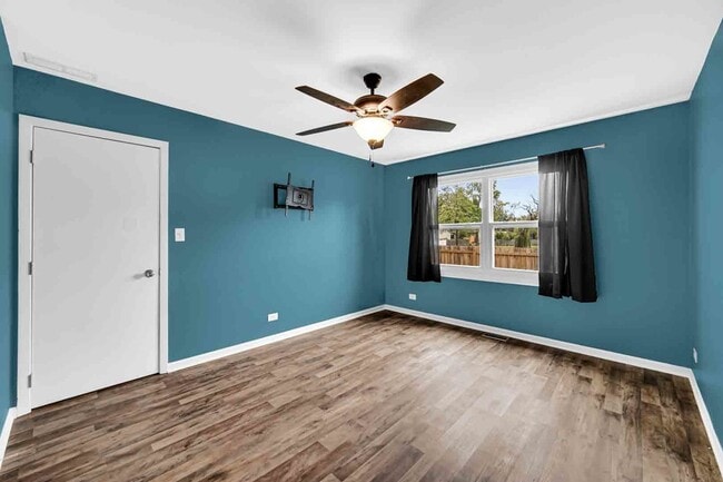 Building Photo - 9215 Fox Ct