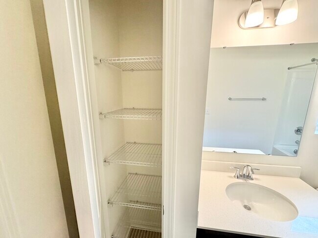 Building Photo - Three bedroom 2 1/2 bath townhome with att...
