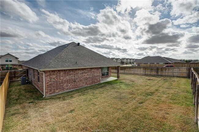 Building Photo - 3613 Davidson Dr