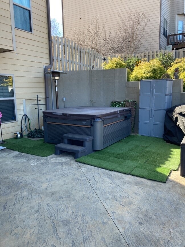 Building Photo - Unique Fully Furnished Apartment Space