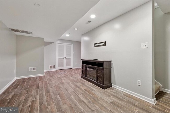 Building Photo - 100 Sigel St