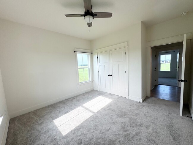 Building Photo - 477 N Trotman Rd