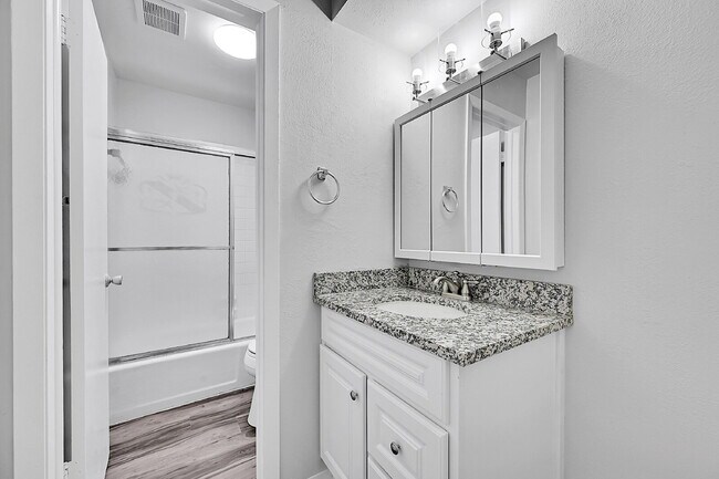Building Photo - $1,700.00 - 2 Beds 1 Bath, Single Family H...