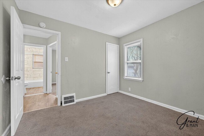Building Photo - $1275 3 bedroom bungalow