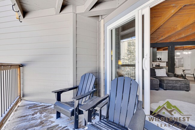 Building Photo - Gorgeous Remodeled Treehouse 2 Bed with Mo...