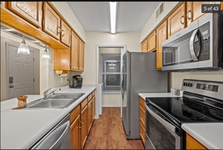 Building Photo - Downtown Third-Floor Penthouse Condo