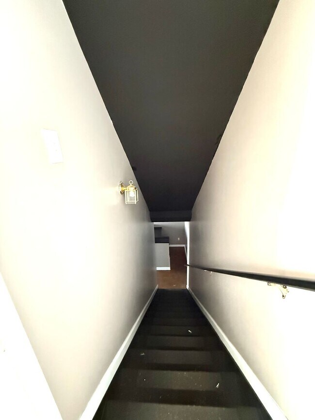 Building Photo - LOCATION!  Close to the outlet Malls and D...
