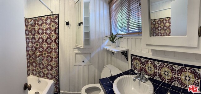 Building Photo - 2731 N Beverly Glen Blvd