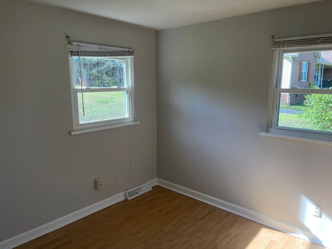 Building Photo - Adorable Two Bedroom House in the New Have...