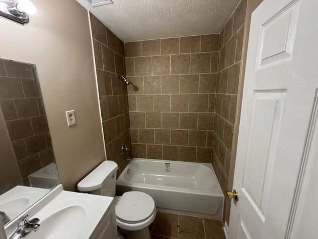 Building Photo - 3895 St Elmo Ave