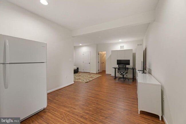 Building Photo - 43241 Mitcham Square