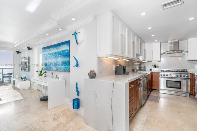 Building Photo - 3140 S Ocean Dr