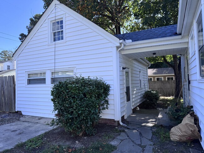 Building Photo - 1105 W Rock Spring Rd