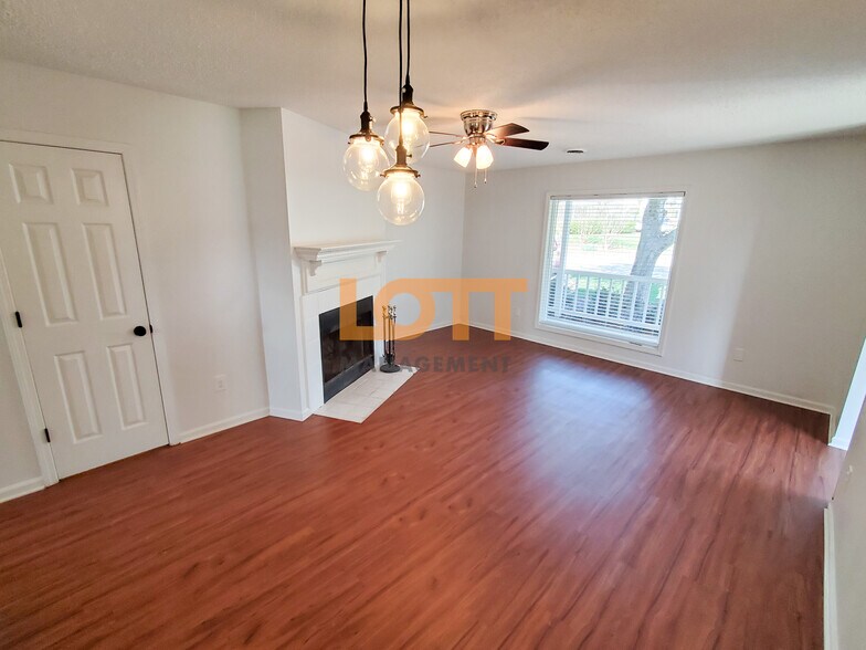 Building Photo - 32 Huntsfield Dr