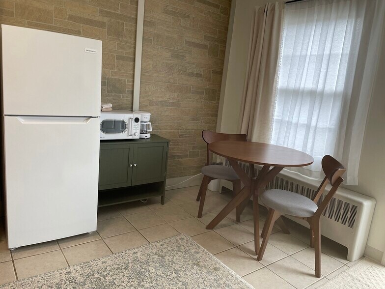 Building Photo - 107 Elyria St