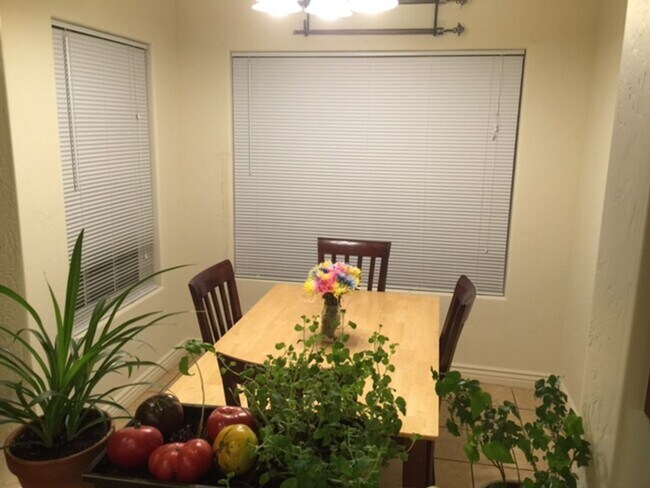 Building Photo - wonderful 3 bedroom townhome with a great location!