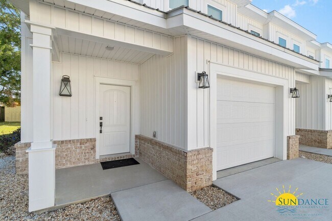 Building Photo - Stunning 3 Bedroom Townhome in a Gated Com...