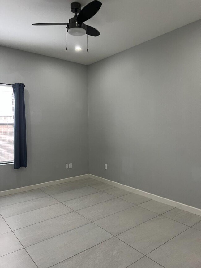 Building Photo - 2022 Summerland Ln