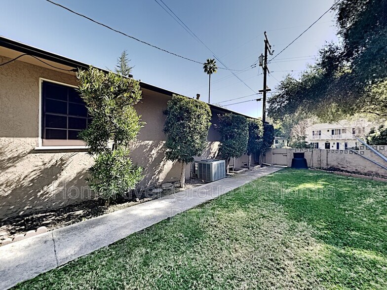 Building Photo - 2431 Sleepy Hollow Dr