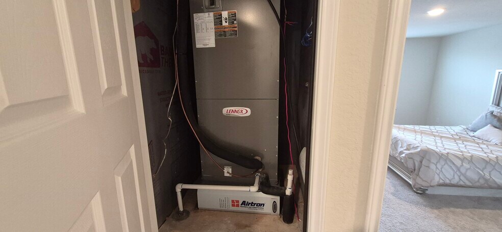 Building Photo - 5819 Rolling Gln