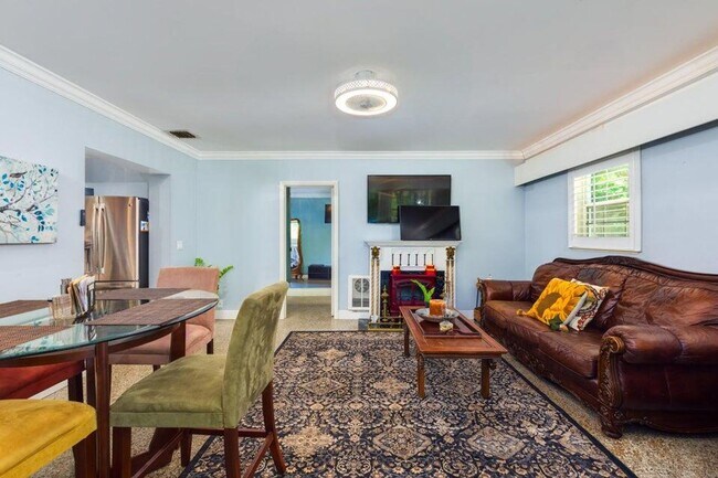 Building Photo - 145 SE 3rd Ave