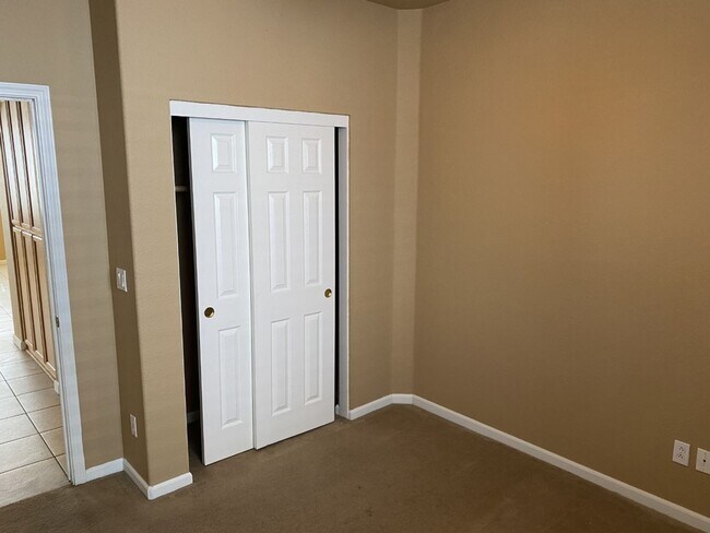 Building Photo - Newer 3 Bed, 2 Bath with HUGE Kitchen and ...