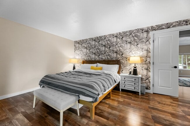 Building Photo - University Place 4 Bed/3 Bath