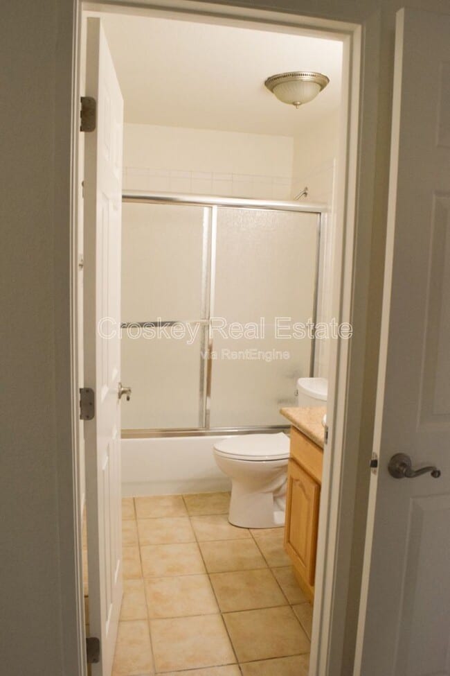 Building Photo - 2225 Lakeview Cir