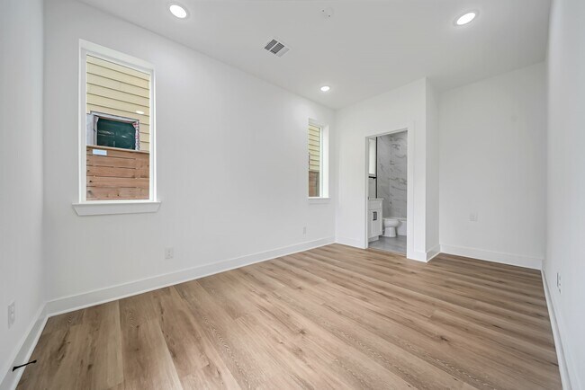 Building Photo - 3468 Bremond St