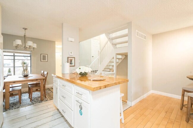 Building Photo - 2000 Quiet Stream Dr