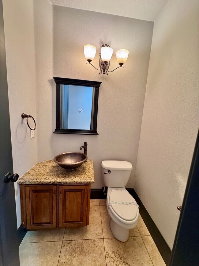 Building Photo - GORGEOUS Townhome...  LOCATION , LOCATION near Peace Health Hospital