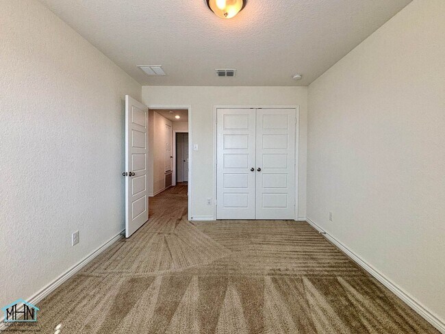 Building Photo - Gorgeous 4 bedroom, 3.5 bath home, minutes...
