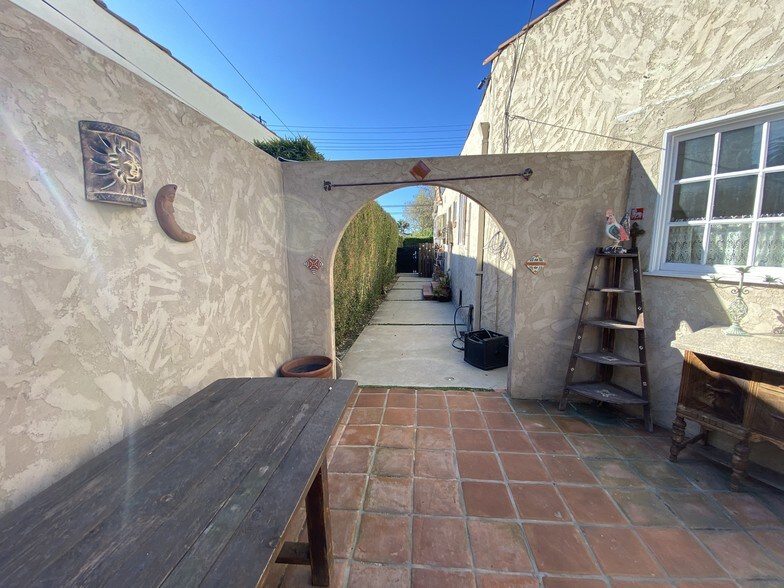 patio area has a full size dining table - 2258 Overland Ave